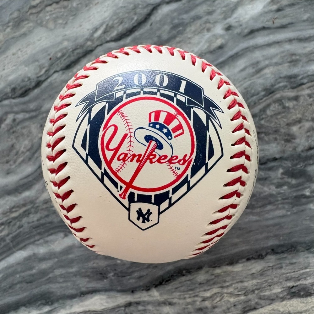 New York Yankees 2001 Team Facsimile Printed Signatures Baseball Souvenir Ball